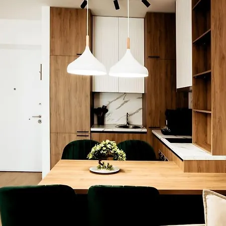 Stylish Nest @15 Min To Center *